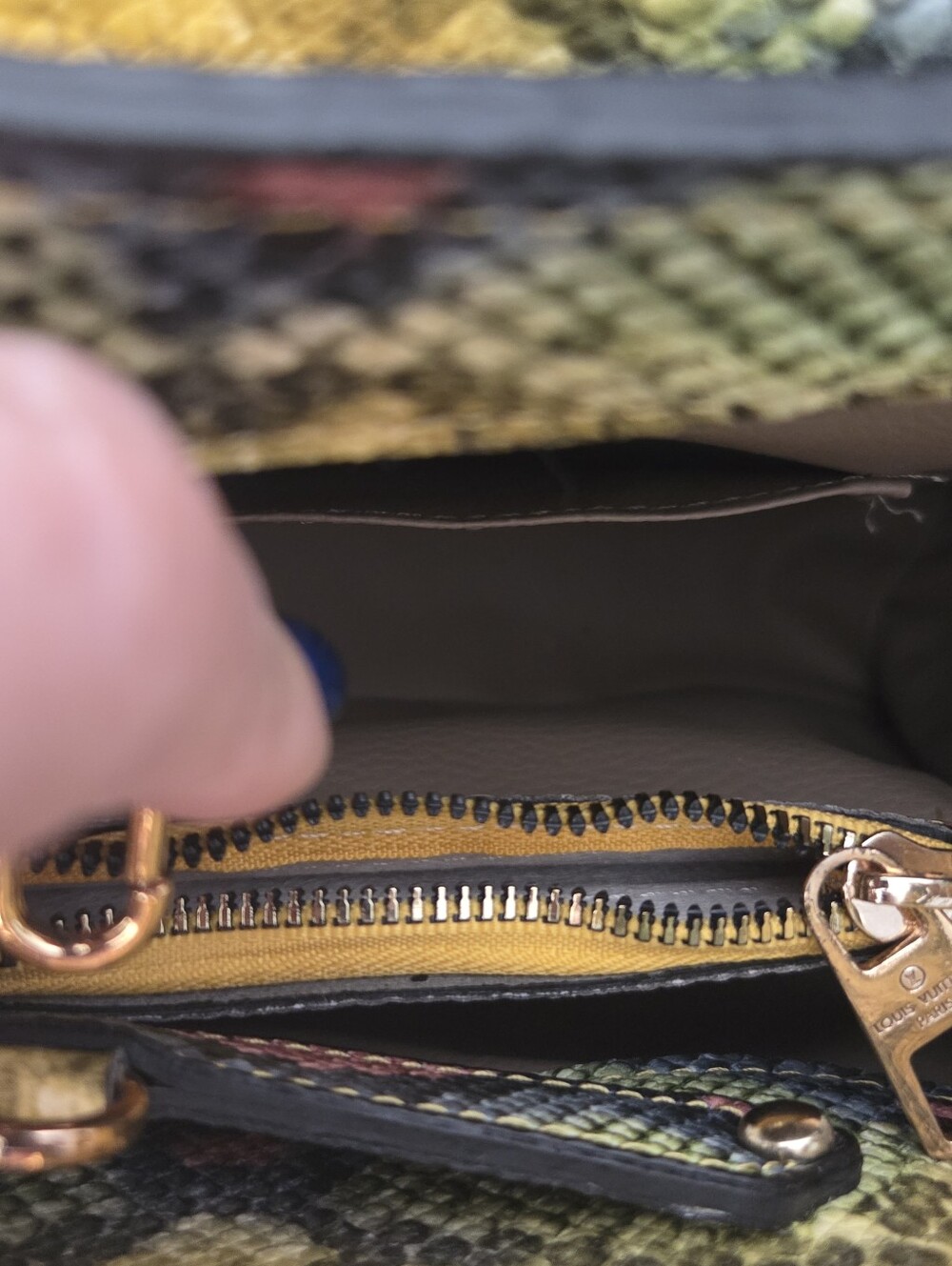 Chic Textured Faux Python Pattern Handbag - Picture 7 of 15